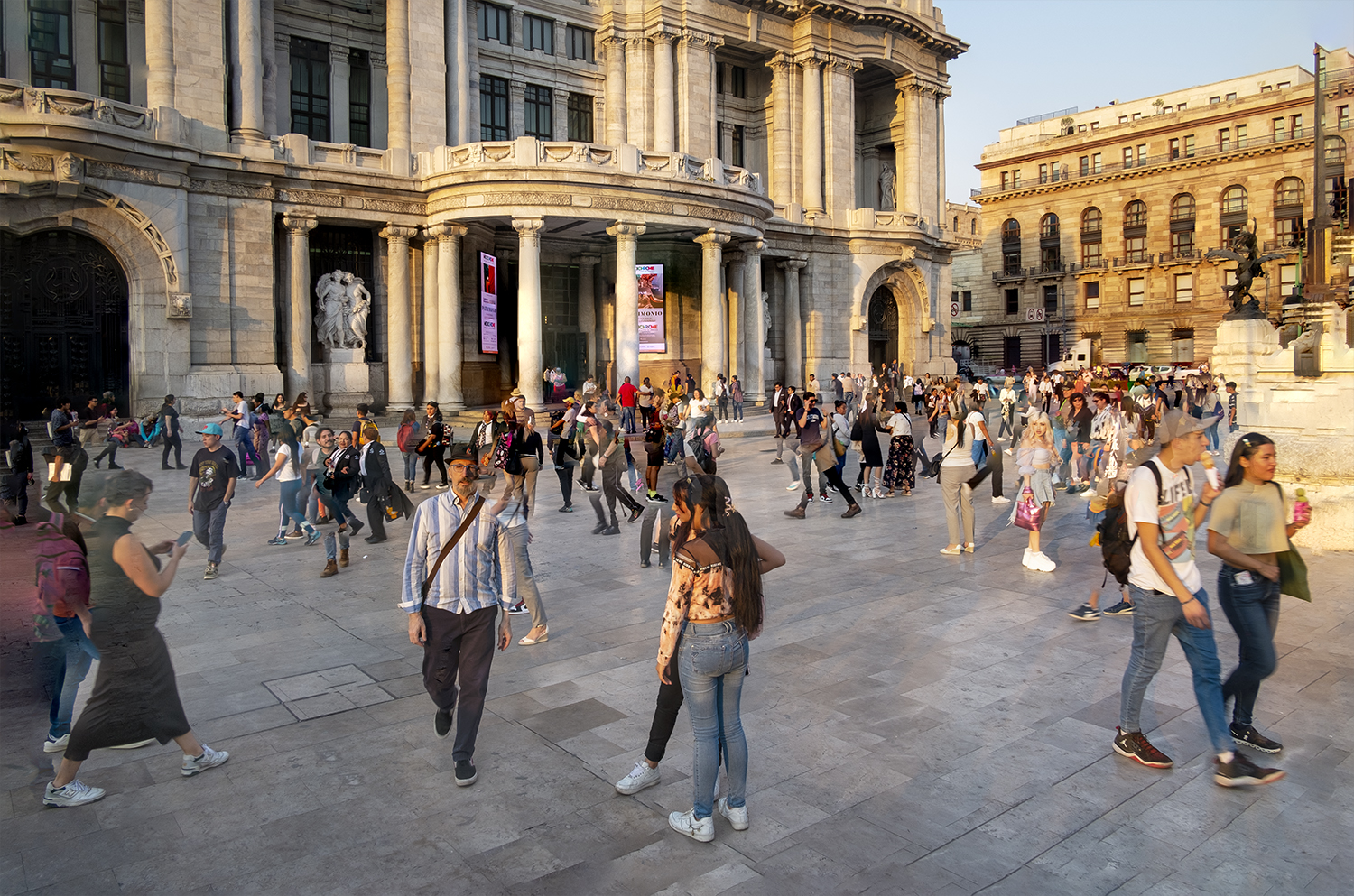 Sunset in front of the Palacio de Bellas Artes